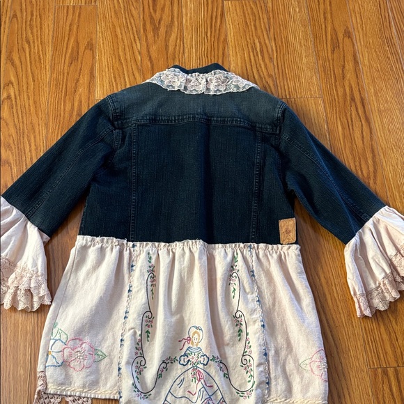 UPCYCLED DENIM JEAN JACKET WITH LACE AND EMBROIDERY - Picture 7 of 7